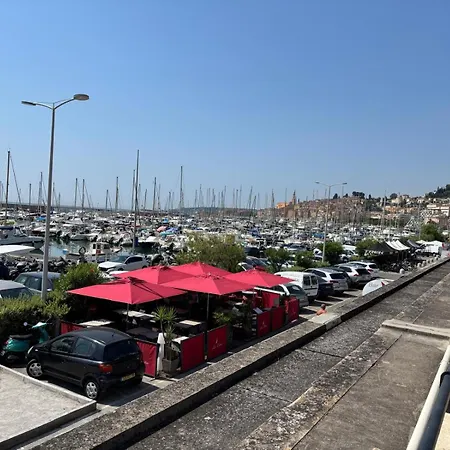 - Piscine Et Vue Sur Le Port